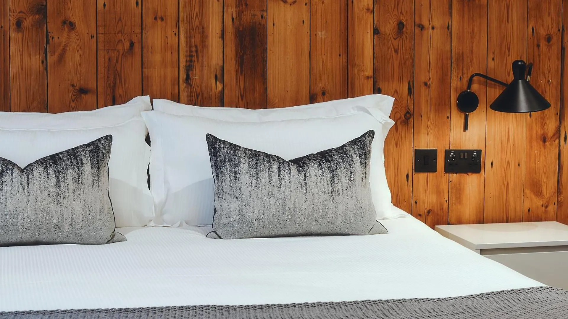 9 Four-Star Hotels Near Saint James's Park Worth Booking