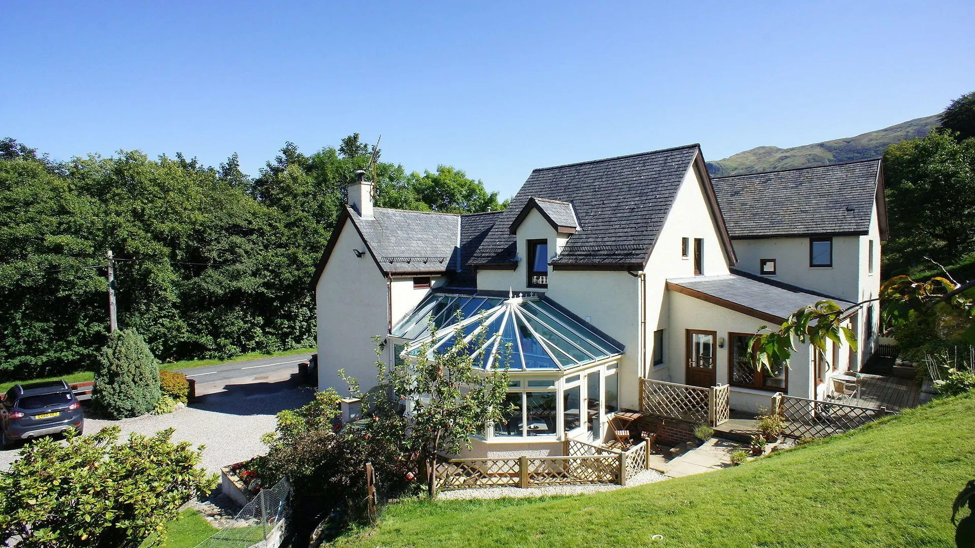 5 Central Hotels Near Treasures of the Earth for Easy Fort William Access