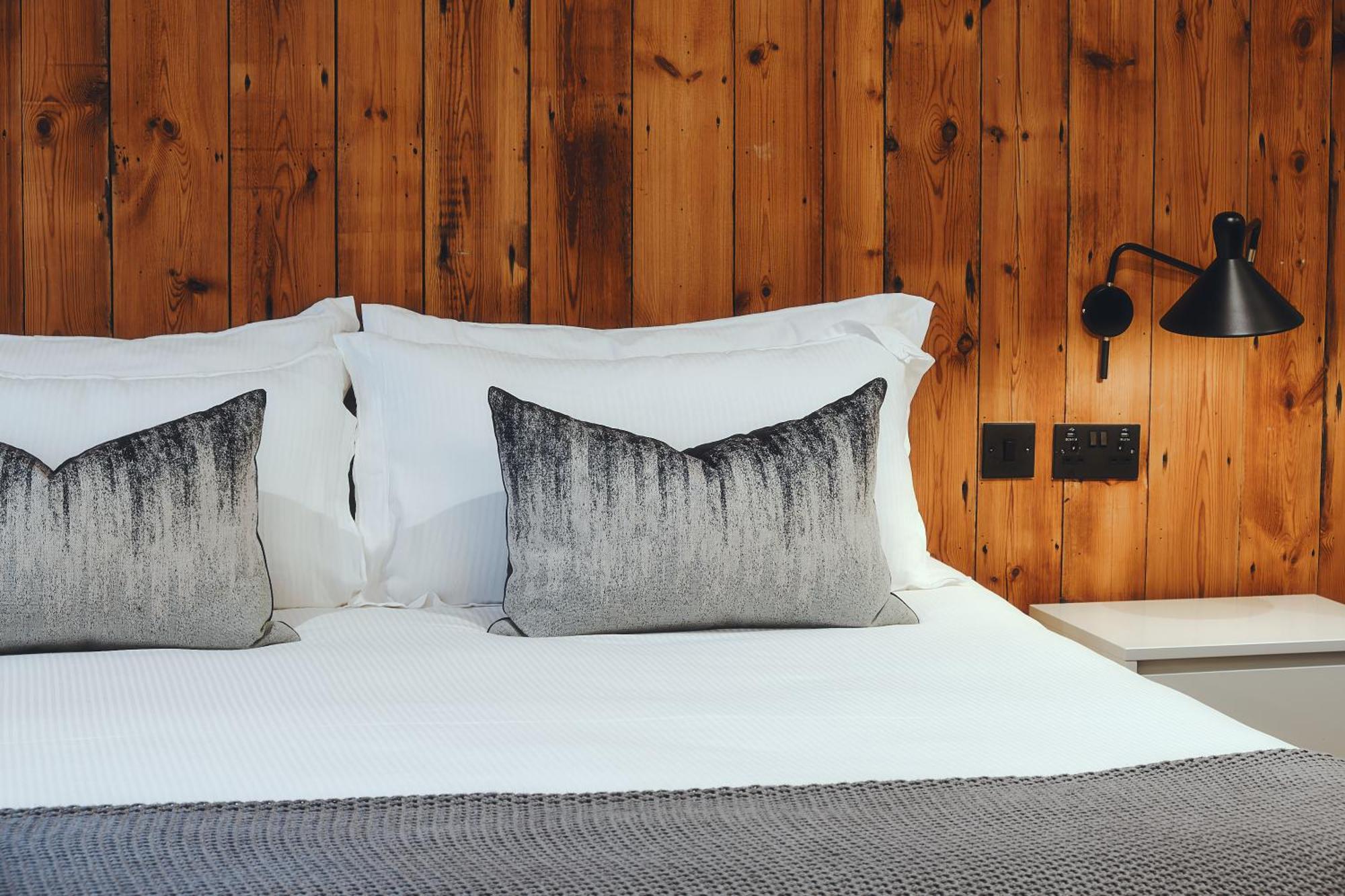 9 Four-Star Hotels Near Saint James's Park Worth Booking