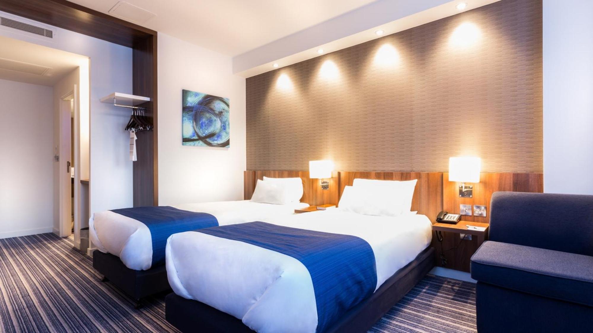 6 Budget Hotels Near White Rose Shopping Centre for Less