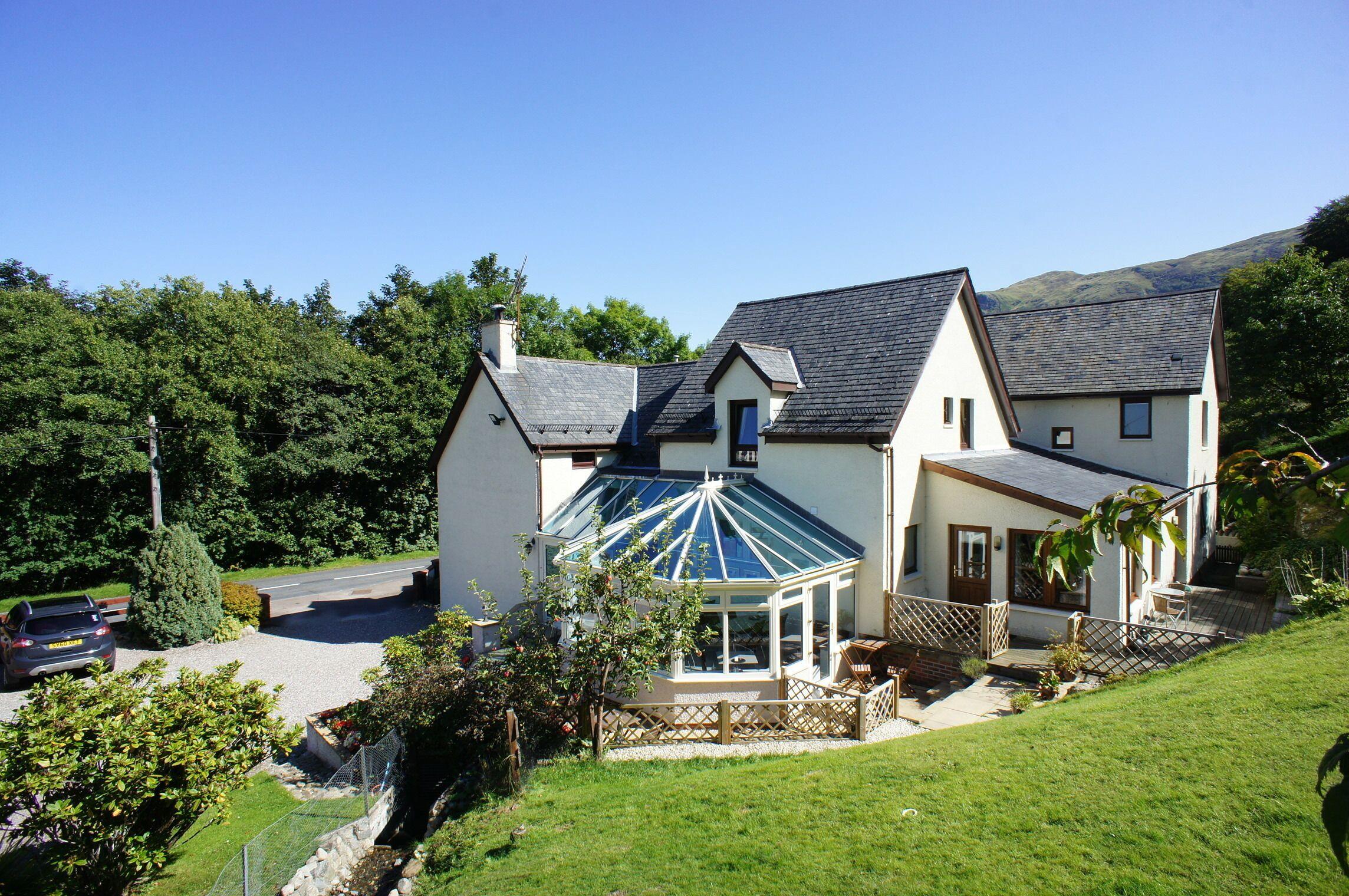 5 Central Hotels Near Treasures of the Earth for Easy Fort William Access